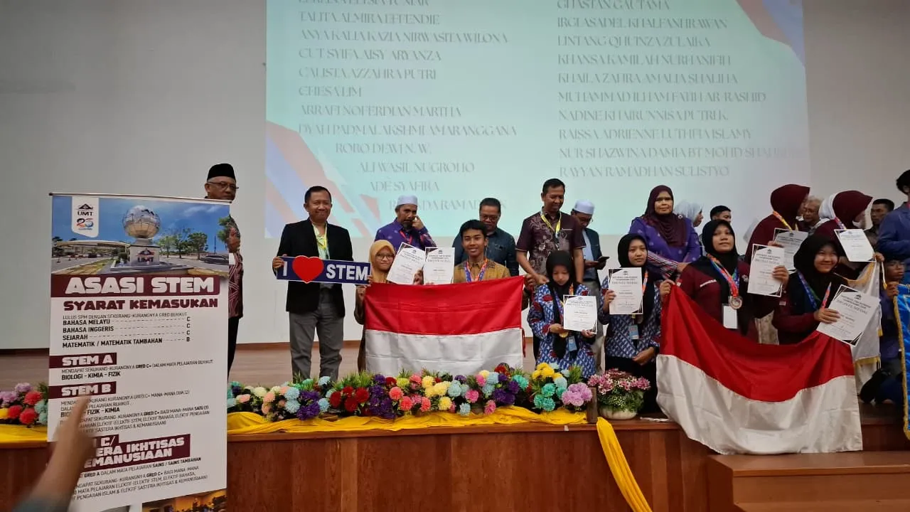 Suasana meriah penyerahan medali